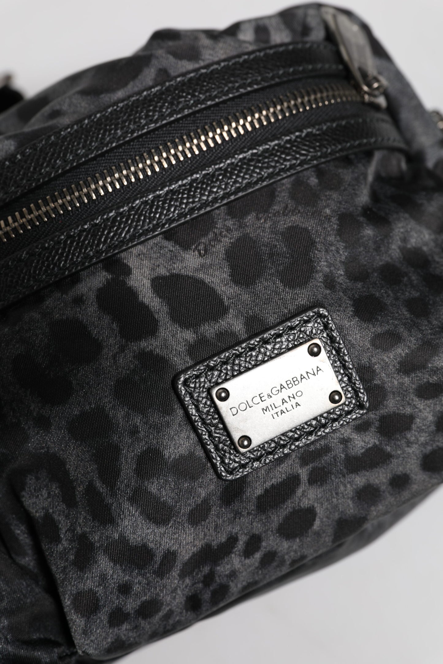 Dolce & Gabbana Gürteltasche in Schwarz und Grau mit Leopardenmuster und DG-Logo