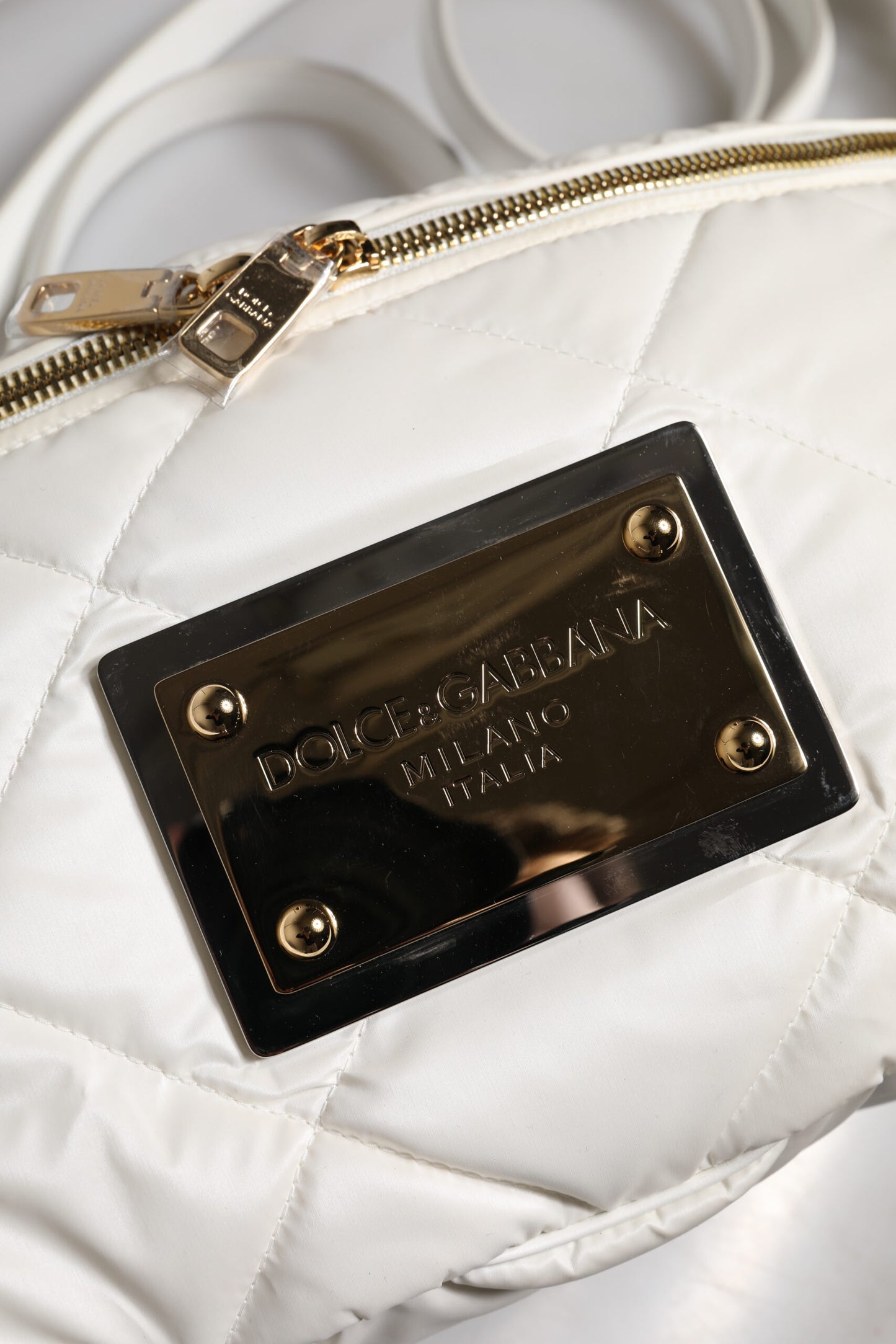 Dolce & Gabbana – Weiße, gesteppte Gürteltasche mit Logo-Plakette