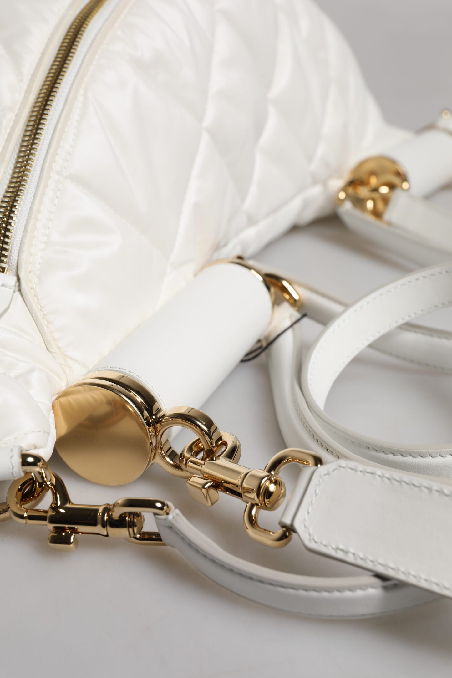 Dolce & Gabbana – Weiße, gesteppte Gürteltasche mit Logo-Plakette