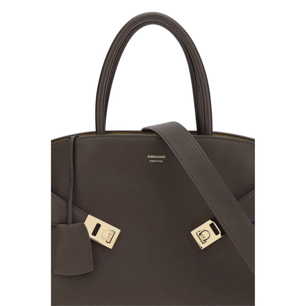 Ferragamo Hug schoudertas in bruin kalfsleer