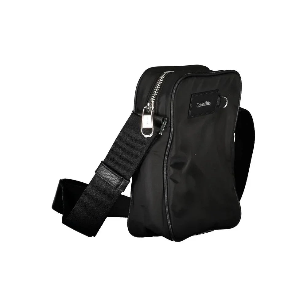 Calvin Klein schoudertas in zwart gerecycled polyester met logo en contrasterende details - MARANOS